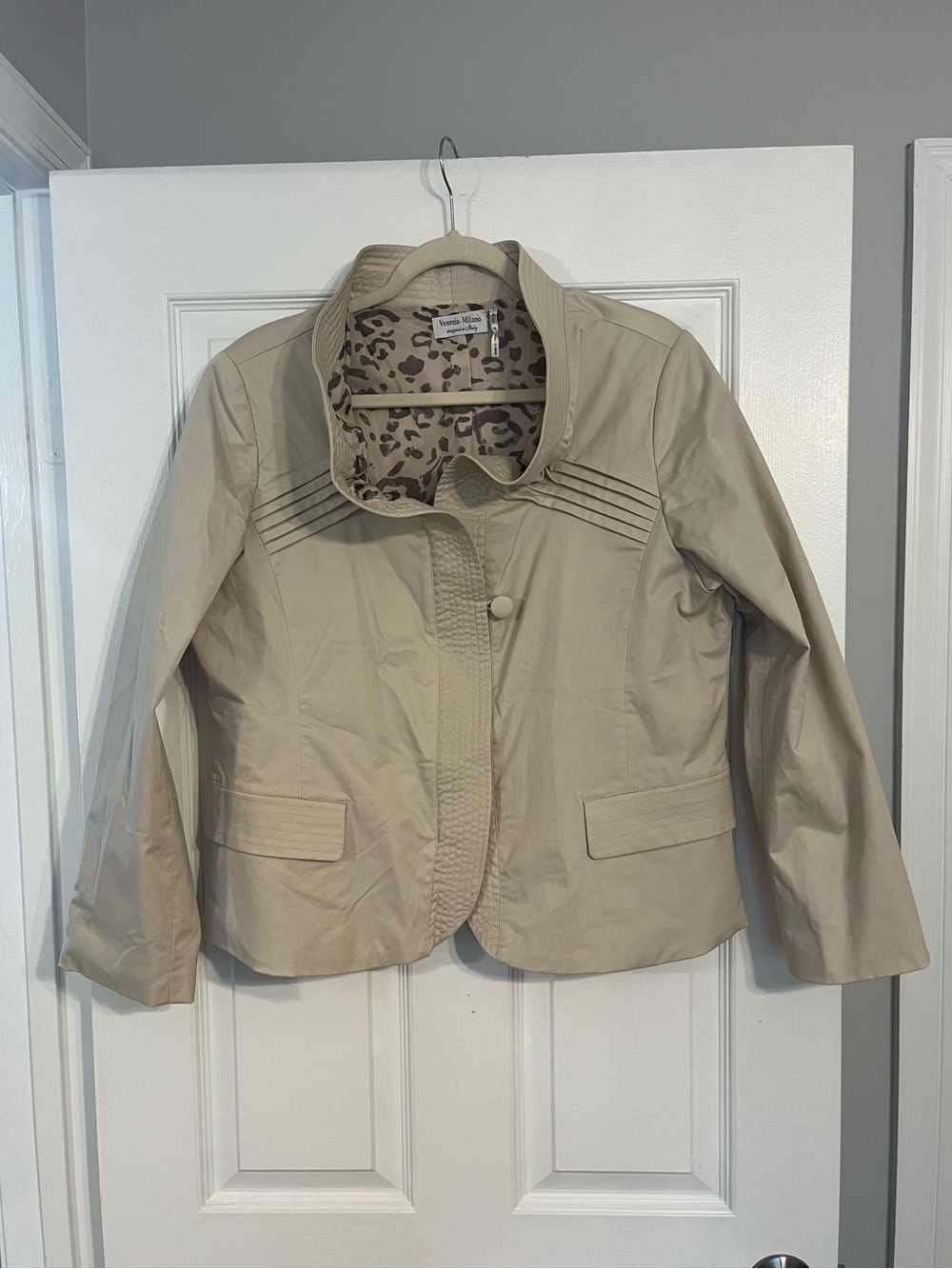 Venezia-Milano Cropped Beige Blazer with Leopard-Print Lining